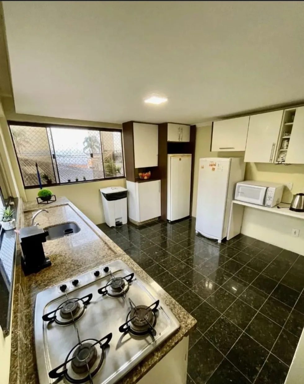 Cozinha compartilhada ampla e equipada
