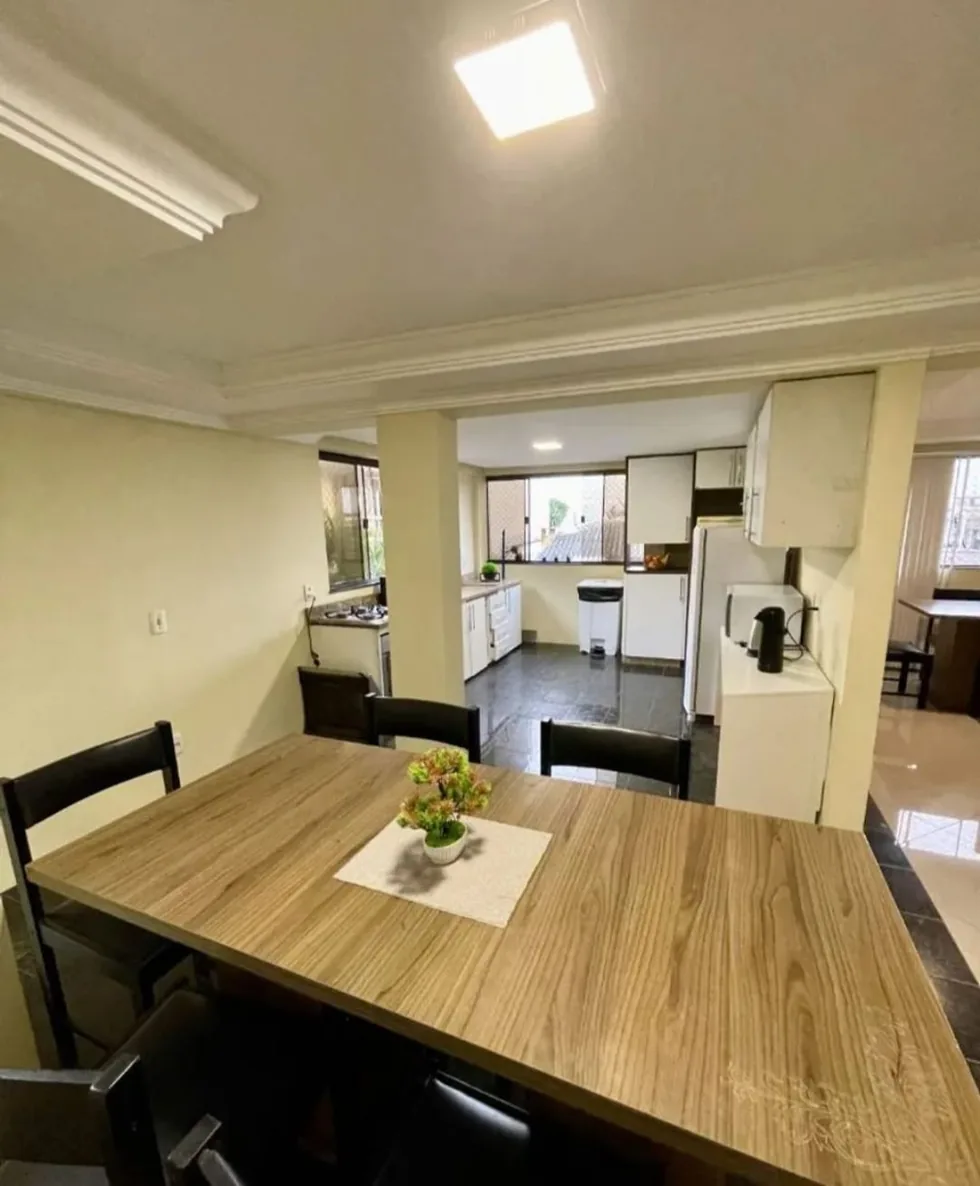 Mesa de refeições integrada com a cozinha