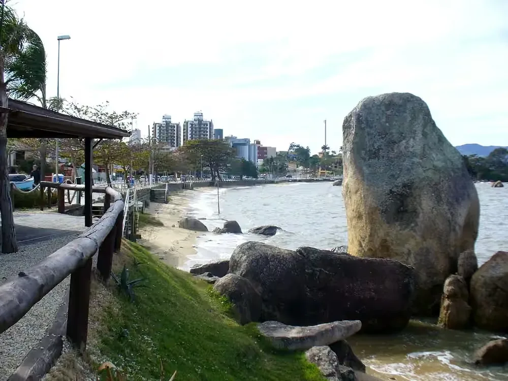Calçadão e orla na região de Coqueiros em Florianópolis