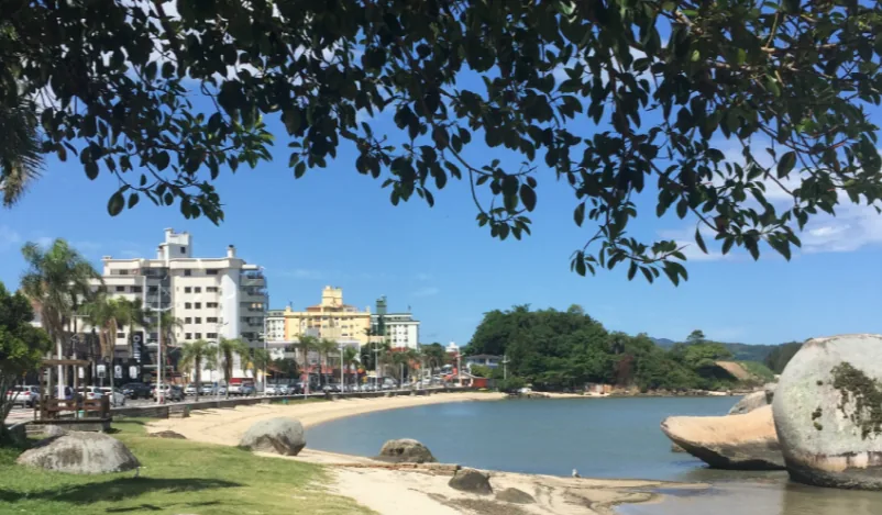Praia e orla em Coqueiros, Florianópolis