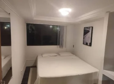 Quarto de casal branco organizado