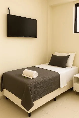 Quarto individual com cama e TV