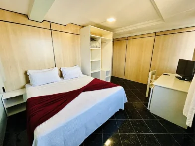 Quarto privativo de casal com armário e bancada