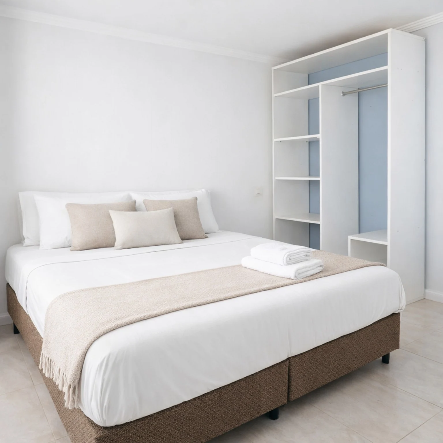 Quarto privativo clean com cama de casal e guarda-roupa
